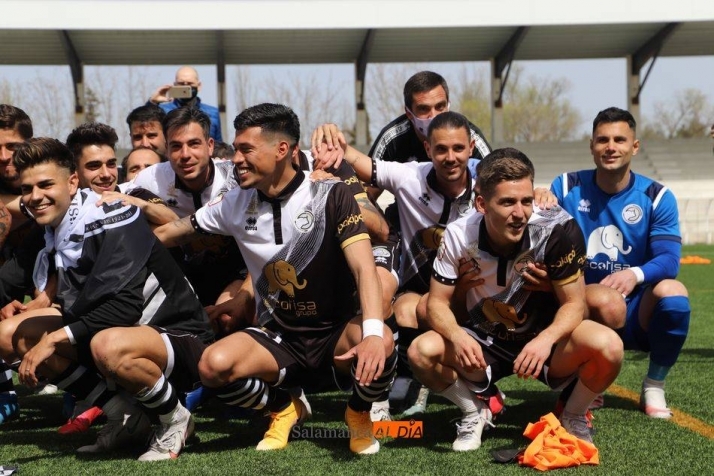 Garay (en el medio) celebra la clasificación a la PRO de Unionistas