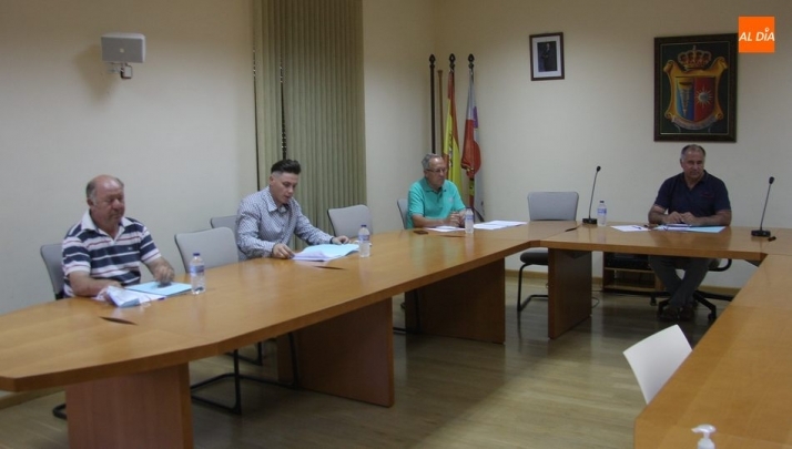 De iz. a der., los concejales Ismael Silva, Javier Rodríguez, Antonio Ullán y el alcalde Julián Martín / CORRAL