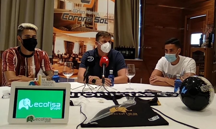 Presentación de Rayco y de Borja Herrera como jugadores de Unionistas, con el director deportivo, Toni García, en el medio