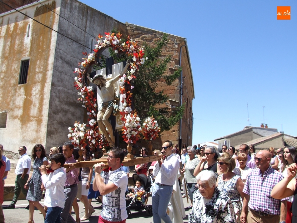 Procesión con el Cristo en Villoruela en otra fiesta pasada. |Jorge Holguera