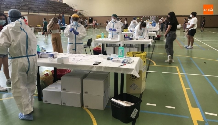 Sanitarios en el cribado masivo para jóvenes que tenía lugar el 11 de julio en el pabellón Unamuno