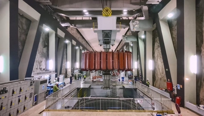 Momento del montaje del rotor, el rodete se sitúa en la zona de la turbina más abajo / FOTOS: IBERDROLA