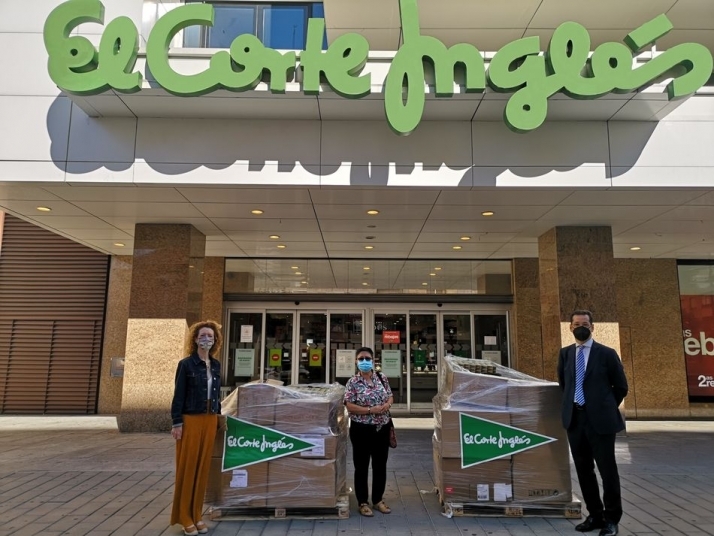 La Concejala de Familia e Igualdad de Oportunidades, Ana Suárez, la Presidenta de Porsiete, Pilar Rodríguez, y el Director de El Corte Inglés de Salamanca, Florentino García.