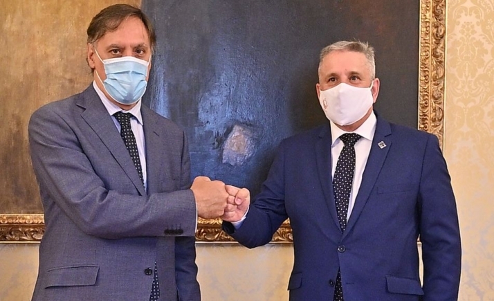 El alcalde, Carlos García Carbayo, y el presidente de la Junta de Semana Santa, Francisco Hernández Mateo, firman un nuevo convenio de colaboración