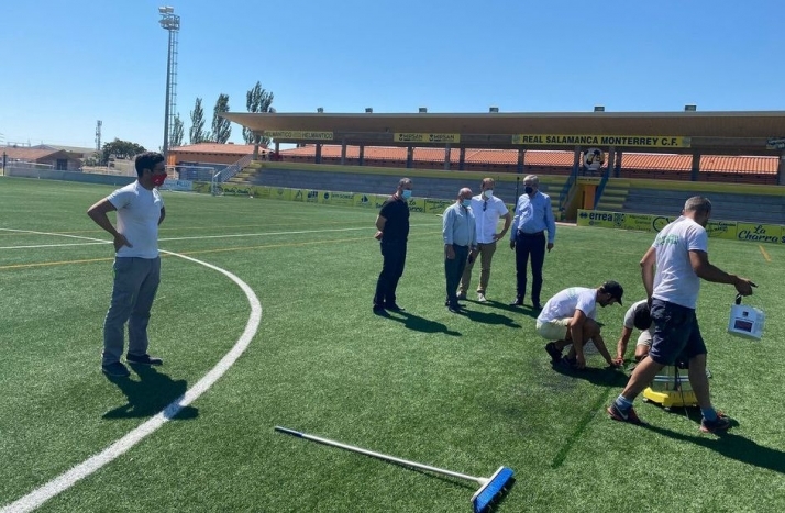 El concejal de Deportes, Javier García Rubio, y representantes de los clubes que usan las instalaciones comprueban sobre el terreno el avance de los trabajos