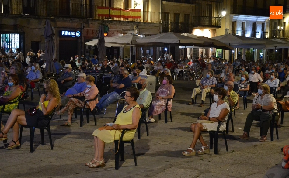 Foto 11 - Espl&eacute;ndida noche de bailes cacere&ntilde;os en la Plaza Mayor de la mano de la Asociaci&oacute;n El Redoble  