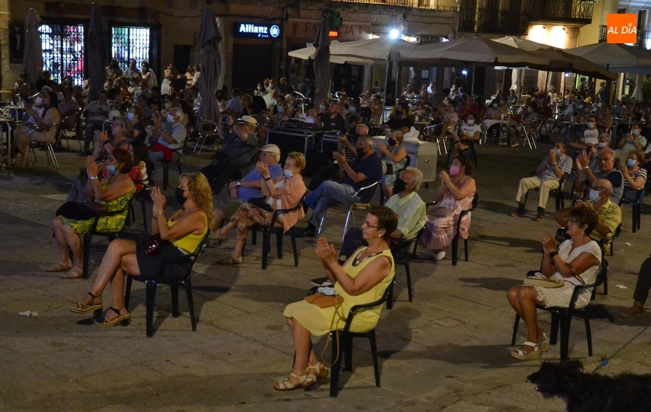 Foto 9 - Espl&eacute;ndida noche de bailes cacere&ntilde;os en la Plaza Mayor de la mano de la Asociaci&oacute;n El Redoble  