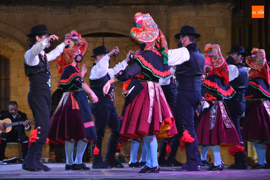 Foto 10 - Espl&eacute;ndida noche de bailes cacere&ntilde;os en la Plaza Mayor de la mano de la Asociaci&oacute;n El Redoble  
