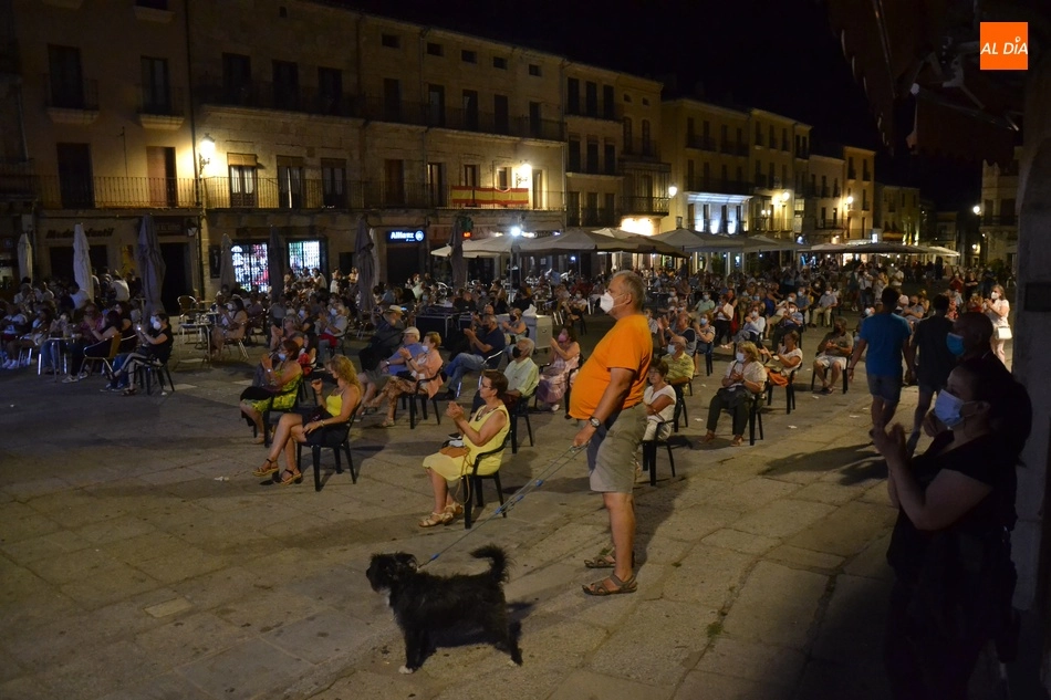 Foto 8 - Espl&eacute;ndida noche de bailes cacere&ntilde;os en la Plaza Mayor de la mano de la Asociaci&oacute;n El Redoble  