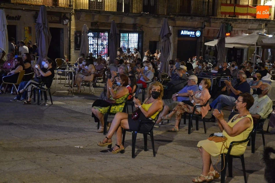 Foto 7 - Espl&eacute;ndida noche de bailes cacere&ntilde;os en la Plaza Mayor de la mano de la Asociaci&oacute;n El Redoble  
