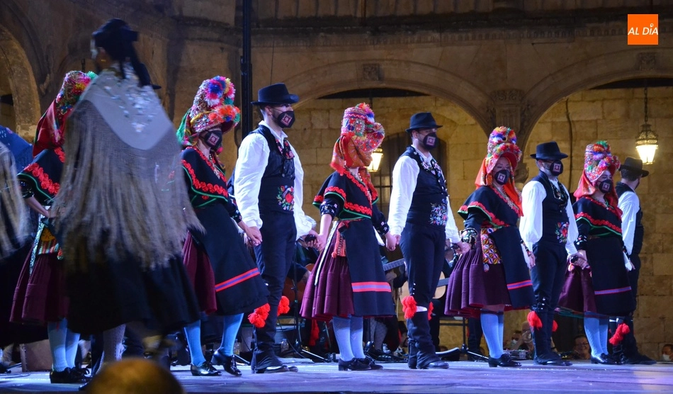 Foto 6 - Espl&eacute;ndida noche de bailes cacere&ntilde;os en la Plaza Mayor de la mano de la Asociaci&oacute;n El Redoble  