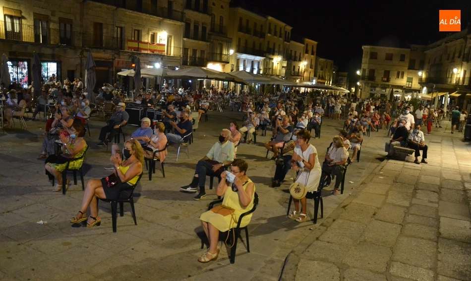 Foto 5 - Espl&eacute;ndida noche de bailes cacere&ntilde;os en la Plaza Mayor de la mano de la Asociaci&oacute;n El Redoble  
