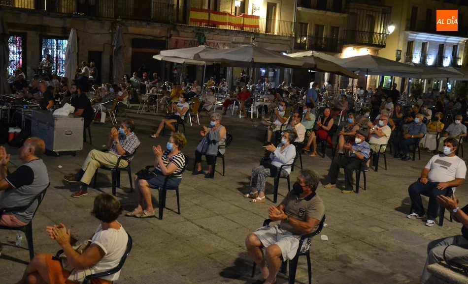 Foto 2 - Espl&eacute;ndida noche de bailes cacere&ntilde;os en la Plaza Mayor de la mano de la Asociaci&oacute;n El Redoble  