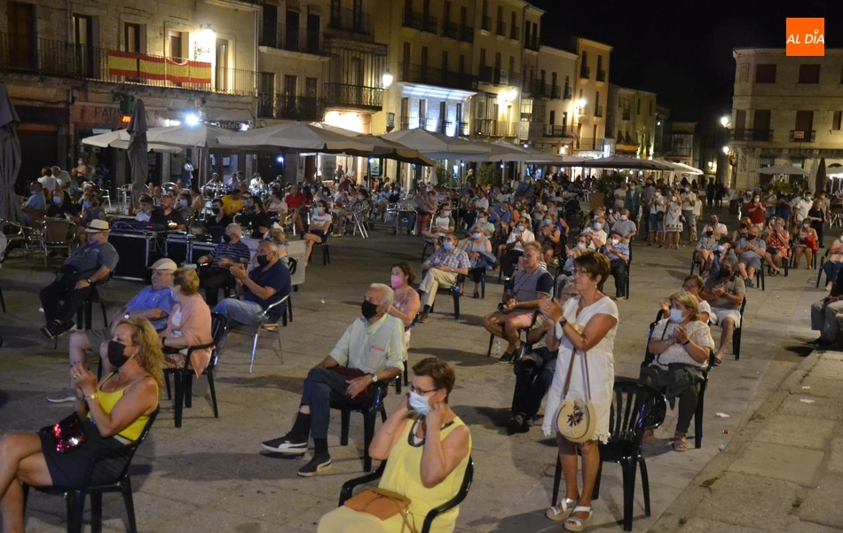 Foto 4 - Espl&eacute;ndida noche de bailes cacere&ntilde;os en la Plaza Mayor de la mano de la Asociaci&oacute;n El Redoble  