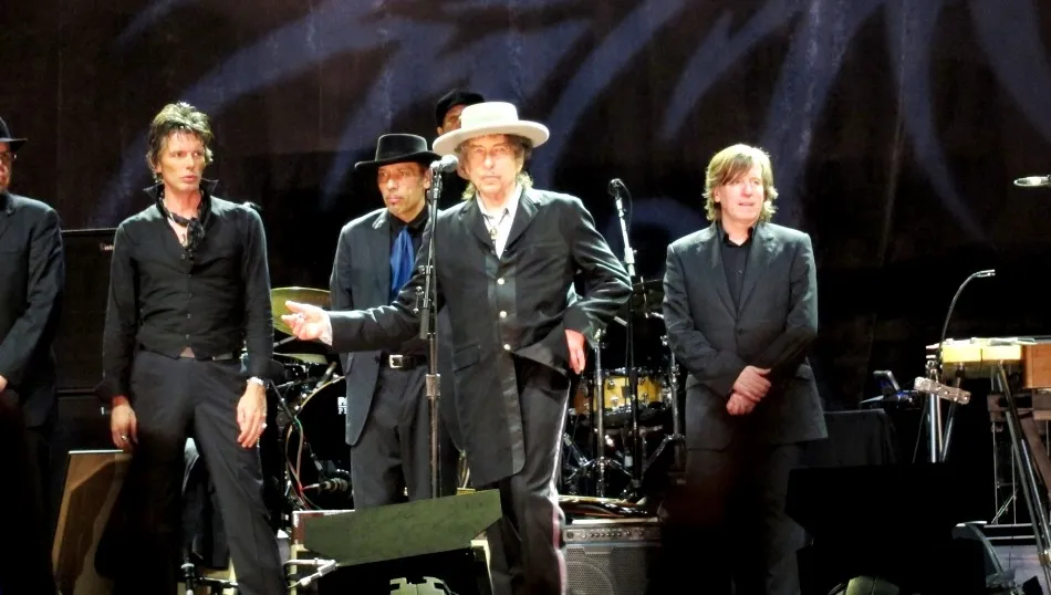 Bob Dylan and his band en una actuación anterior