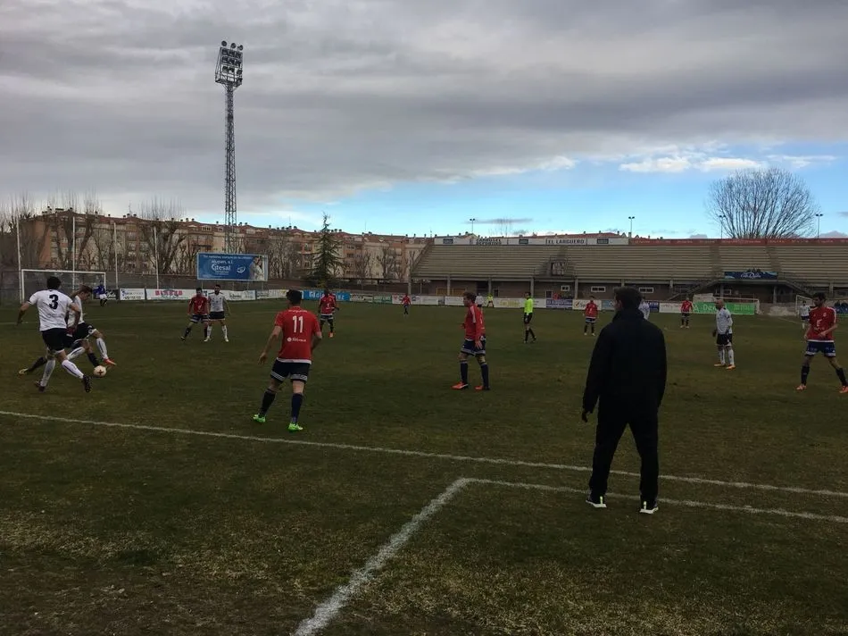 El CF Salmantino logra una valiosa victoria en Ávila que le permite afianzarse en el play-off