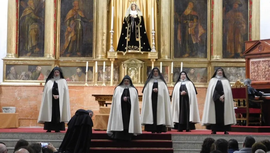 Uno de los momentos de la representación de Teresa, la jardinera de la luz en la iglesia de san Pedro