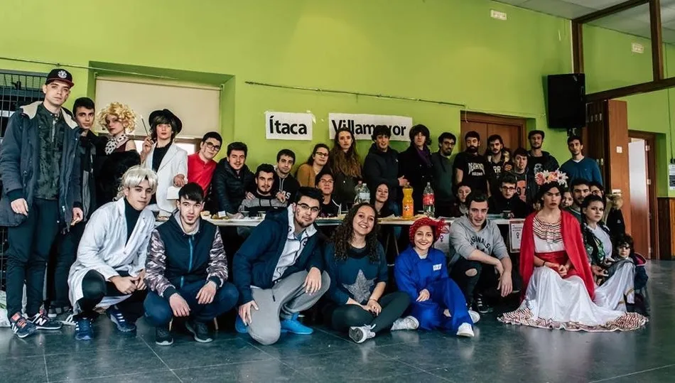 Participantes en el Jardín de las estatuas de la Asociación juvenil Ítaca / AYUNTAMIENTO