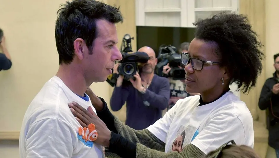 Ana Julia compadeciéndo al padre de Gabriel cuando el niño aún estaba desaparecido