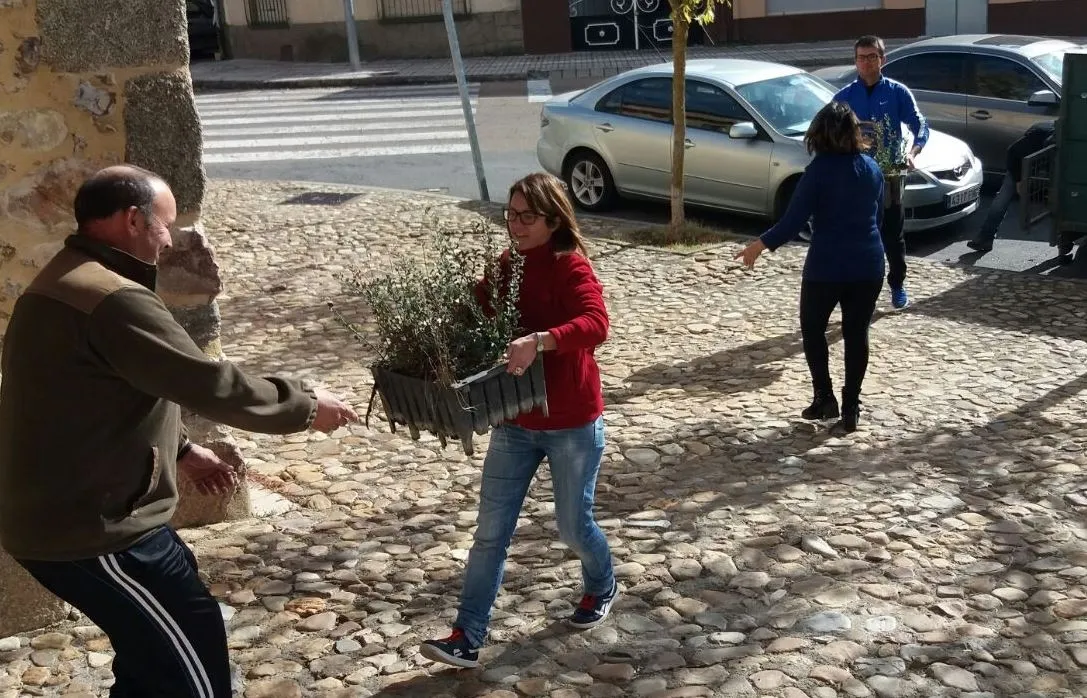 Imagen del otoño de 2017, de los vecinos de Sancti-Spíritus preparando la ayuda que se envió a Portugal