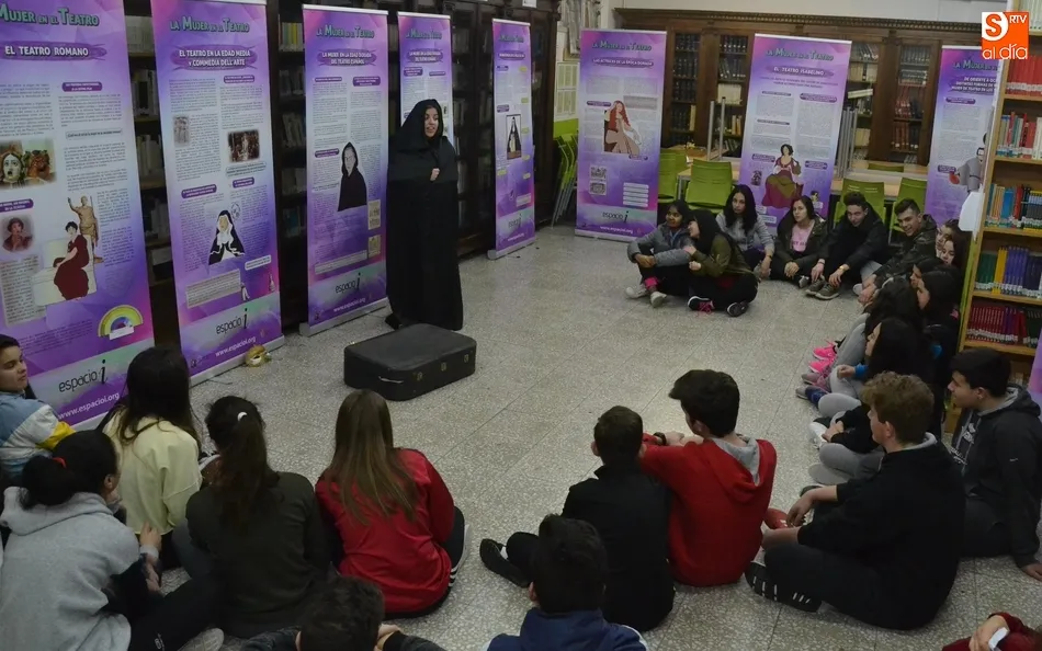 Los alumnos del Fray se sumergen en la historia del Teatro de la mano de Popy Vegas  