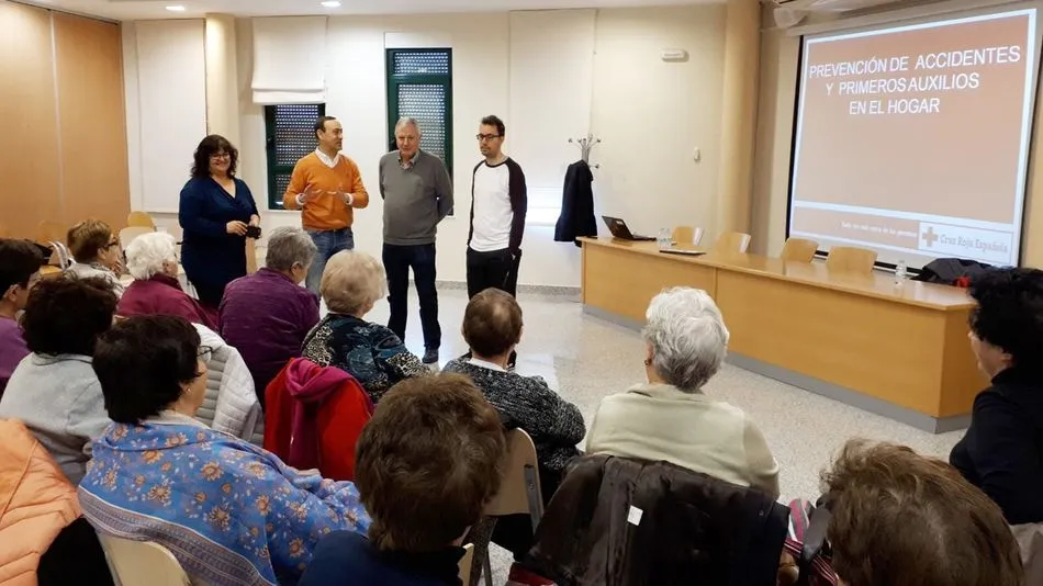 Los mayores participan en una charla sobre prevención de accidentes en el hogar  