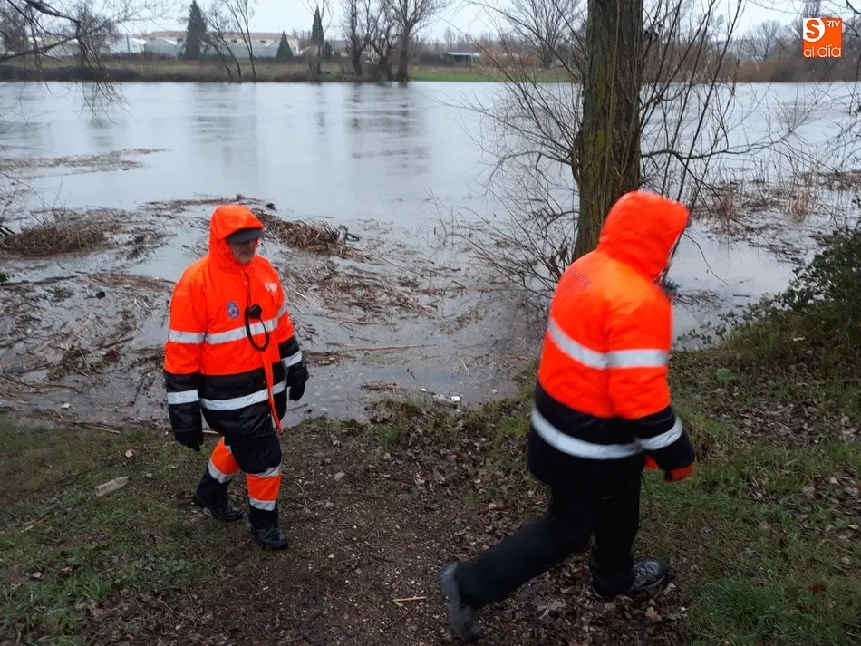 Foto 2 - Bomberos, Polic&iacute;a y Protecci&oacute;n Civil&nbsp;buscan&nbsp;en el Tormes a un joven de 23 a&ntilde;os  