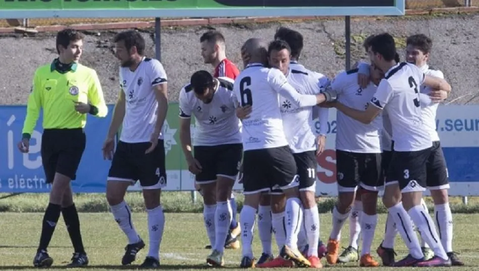 Los jugadores del CF Salmantino UDS celebran el primer gol del pasado domingo ante el Ávila. Foto: Vanessa Garrido (www.cfsalmantinouds.com)