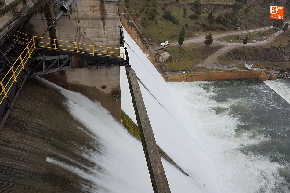 Foto 10 - El embalse de Santa Teresa abre sus compuertas ante el incesante aumento del caudal