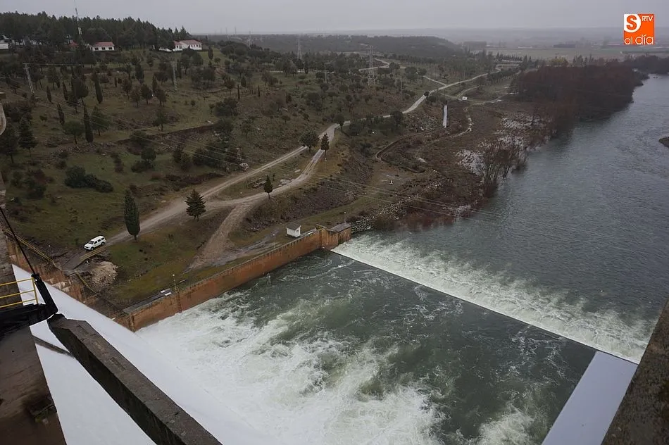 Foto 5 - El embalse de Santa Teresa abre sus compuertas ante el incesante aumento del caudal