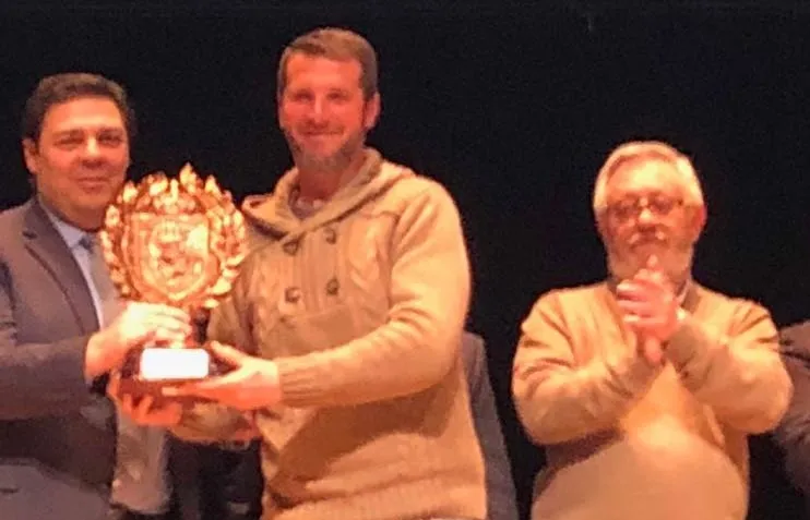Foto 5 - Los premiados en el Campeonato de Espa&ntilde;a de Palomos de Raza posan con sus trofeos  