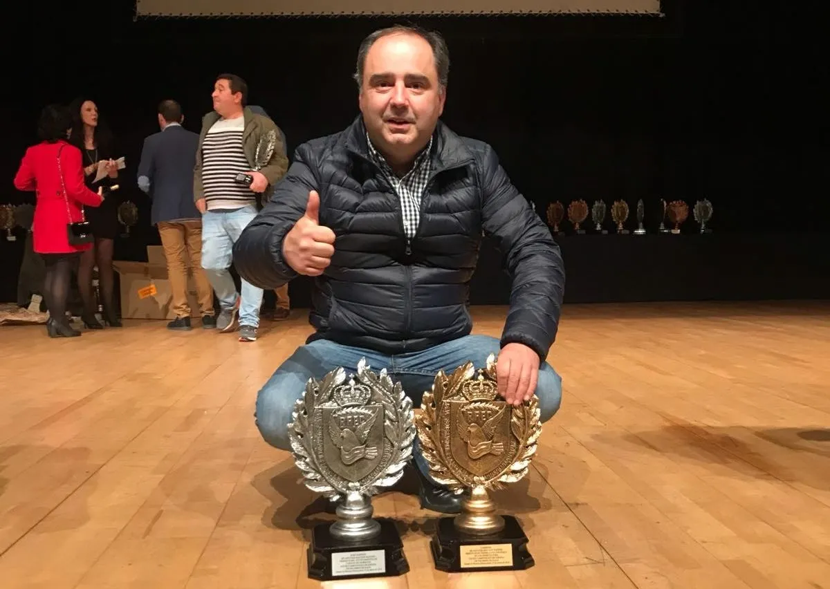 Foto 4 - Los premiados en el Campeonato de Espa&ntilde;a de Palomos de Raza posan con sus trofeos  