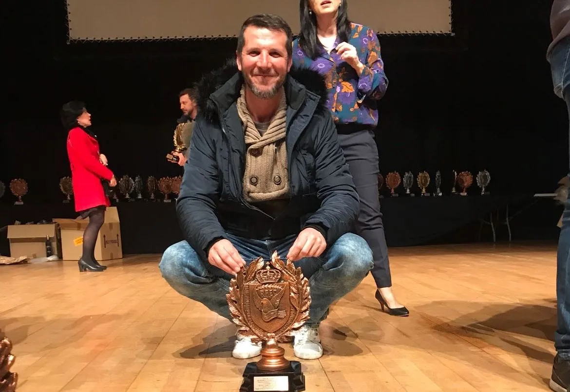 Foto 3 - Los premiados en el Campeonato de Espa&ntilde;a de Palomos de Raza posan con sus trofeos  