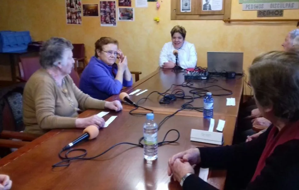 Foto 4 - Los mayores de El Puente Radio prueban de nuevo el g&eacute;nero de las entrevistas  