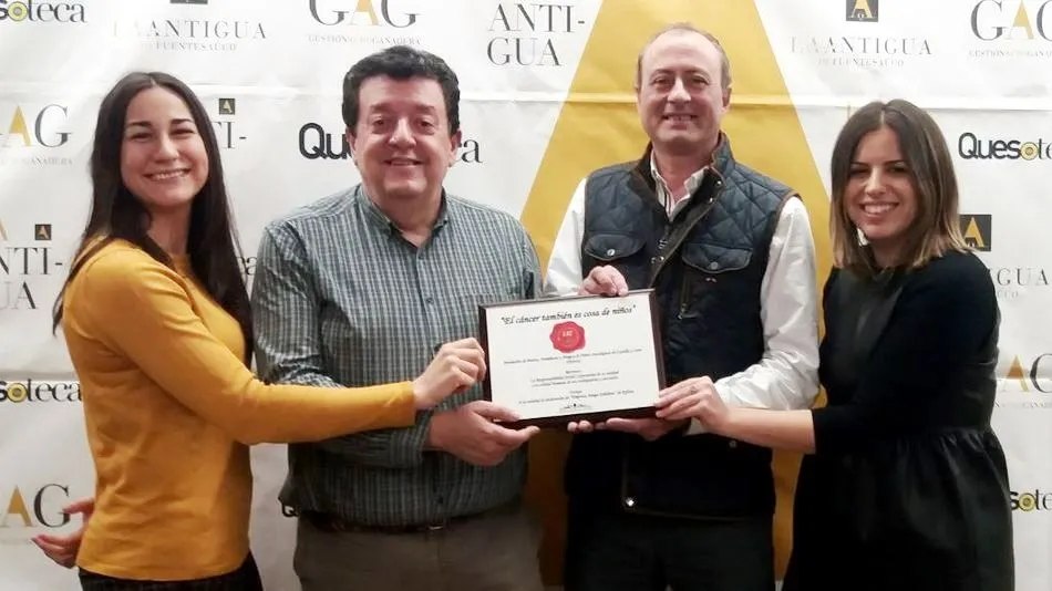 Representantes de Quesería La Antigua y de Pyfano mostrando el diploma que acredita su adhesión al programa Empresas Amigas Solidarias