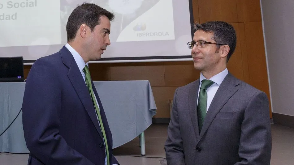 El delegado de Iberdrola en Castilla y León, Celiano García, y el jefe de departamento de Relación con Consumidores de la compañía, Javier Paradinas