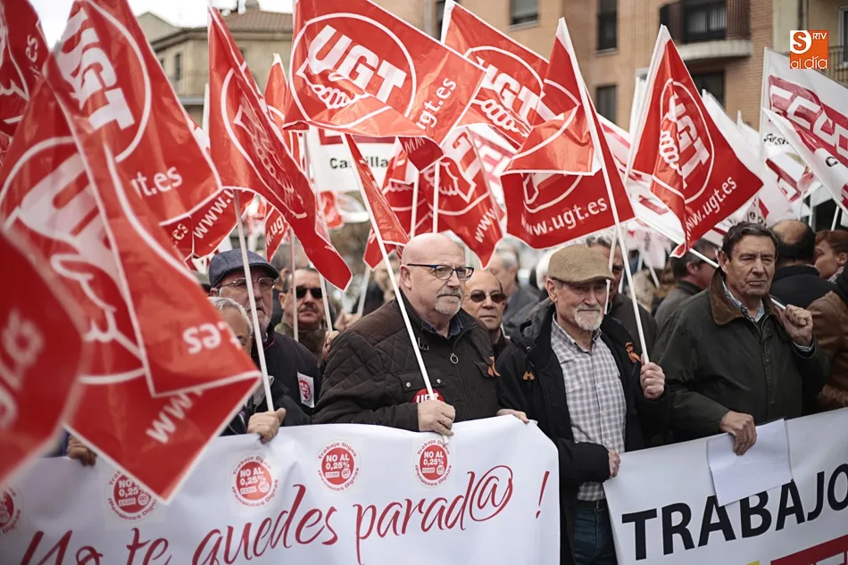 Foto 11 - M&aacute;s de 100 jubilados y sindicalistas cortan el tr&aacute;fico en Canalejas para reclamar &ldquo;pensiones...