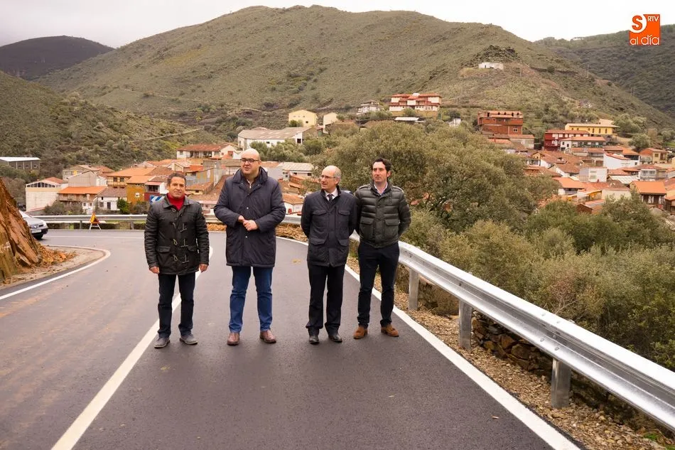 El presidente de la Diputación, Javier Iglesias (2º por la derecha) visitó las obras finalizadas de la DSA-235 junto al alcalde de Valero, Demetrio Canete (1º por la derecha)
