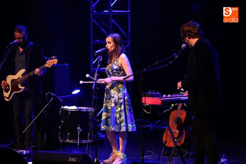 Foto 11 - Zahara pone en pie al p&uacute;blico que abarrotaba el Juan del Enzina