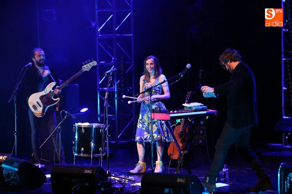 Foto 9 - Zahara pone en pie al p&uacute;blico que abarrotaba el Juan del Enzina
