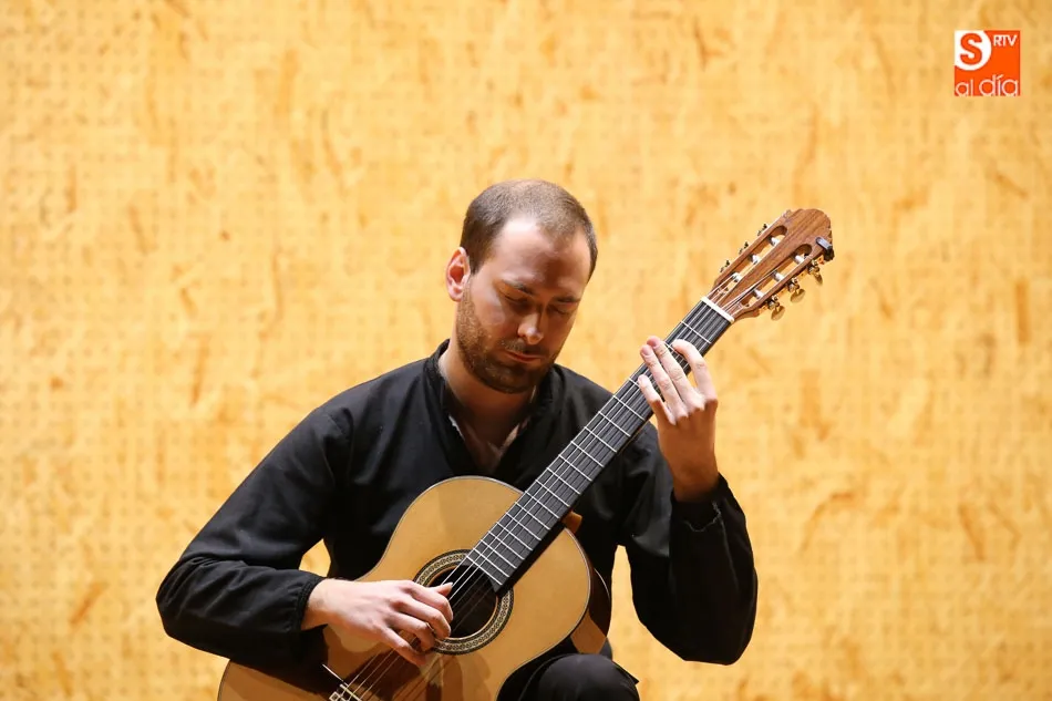 Foto 11 - La guitarra de David Antig&uuml;edad llega a El Charro a favor del pueblo saharaui
