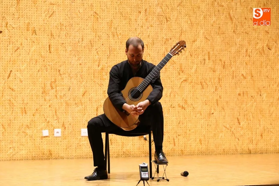 Foto 10 - La guitarra de David Antig&uuml;edad llega a El Charro a favor del pueblo saharaui