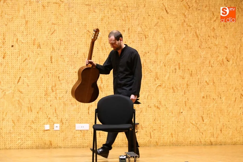 Foto 9 - La guitarra de David Antig&uuml;edad llega a El Charro a favor del pueblo saharaui