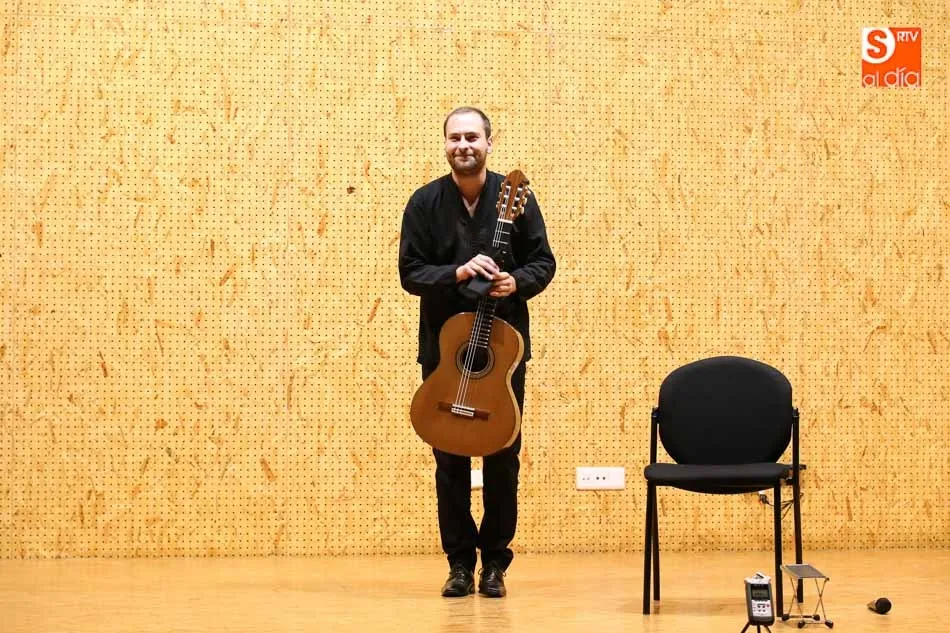 Foto 8 - La guitarra de David Antig&uuml;edad llega a El Charro a favor del pueblo saharaui