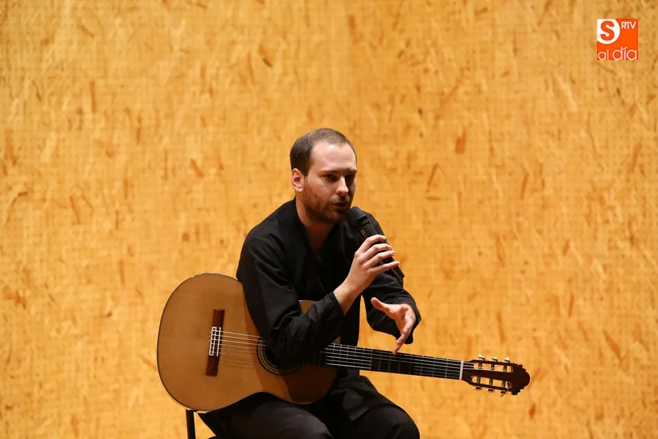 Foto 6 - La guitarra de David Antig&uuml;edad llega a El Charro a favor del pueblo saharaui