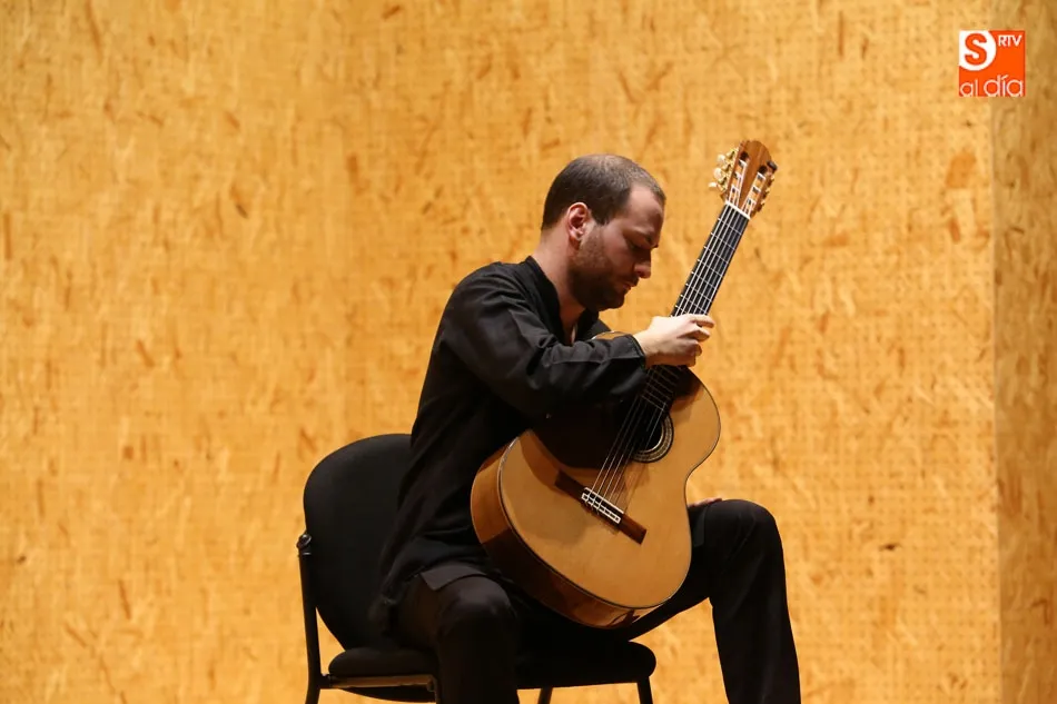 Foto 5 - La guitarra de David Antig&uuml;edad llega a El Charro a favor del pueblo saharaui