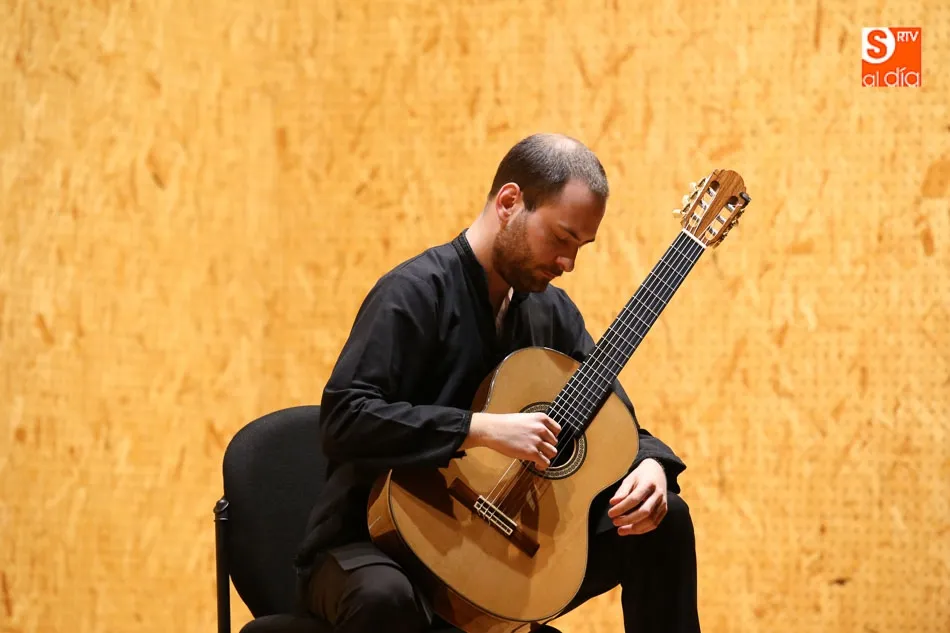 Foto 4 - La guitarra de David Antig&uuml;edad llega a El Charro a favor del pueblo saharaui