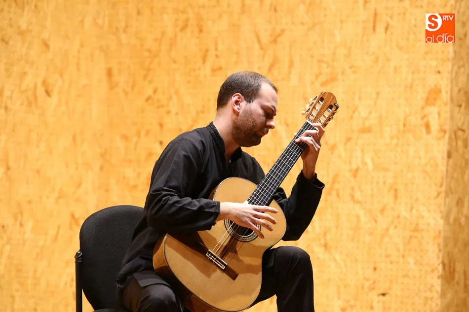 Foto 3 - La guitarra de David Antig&uuml;edad llega a El Charro a favor del pueblo saharaui