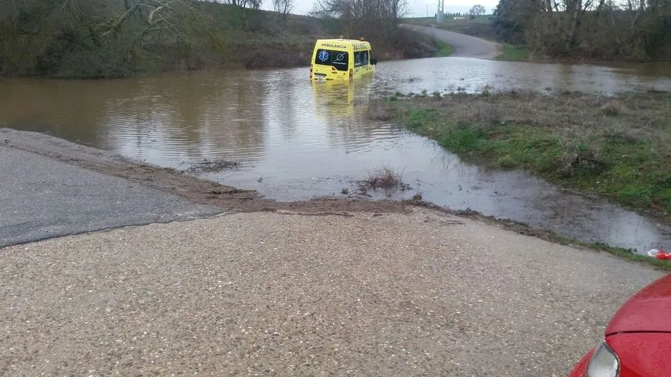 Foto 2 - Rescatada una ambulancia tras quedar atrapada a la salida del puente de hierro de Almenara  