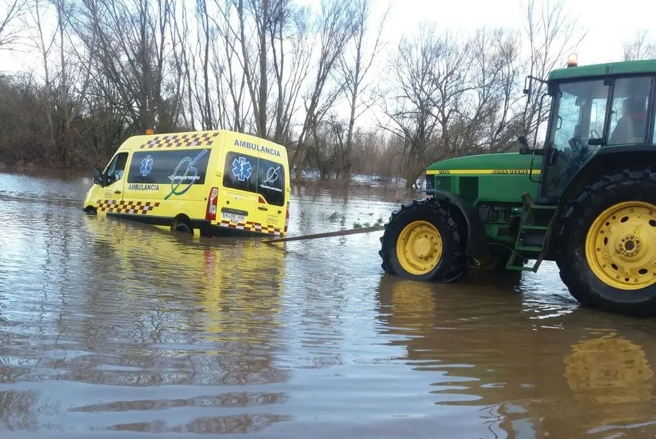 La ambulancia fue rescatada de la balsa de agua con ayuda de un tractor, este viernes en Almenara de Tormes